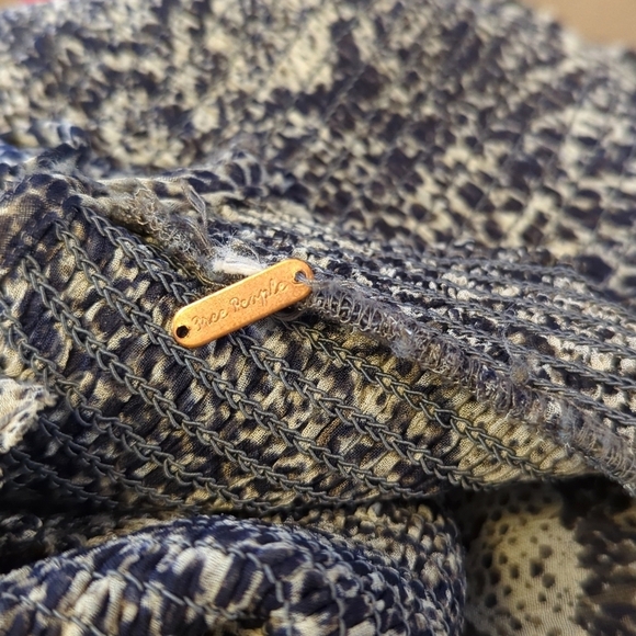 Free People Roma Crepe Blouse Snakeskin Print Gray Long Sleeve Ruffle XS - Picture 11 of 13